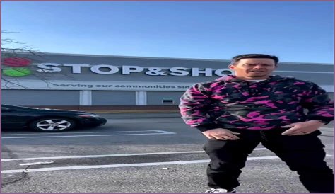 Mark Wahlberg returns to his first job, bags groceries at Massachusetts Stop & Shop