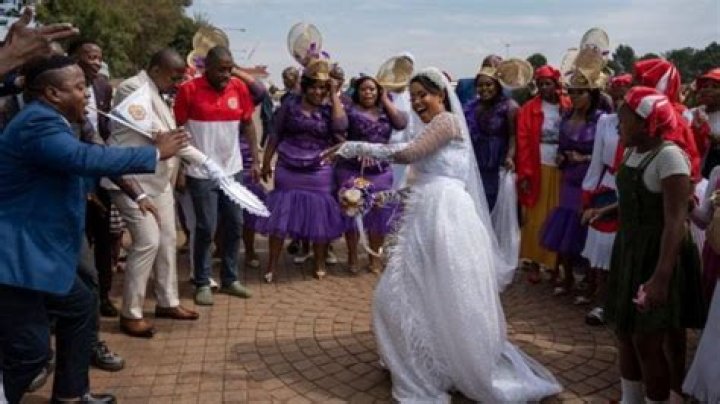 Wata mata ta saka hoton ta cikin hotunan auran Zahra Buhari