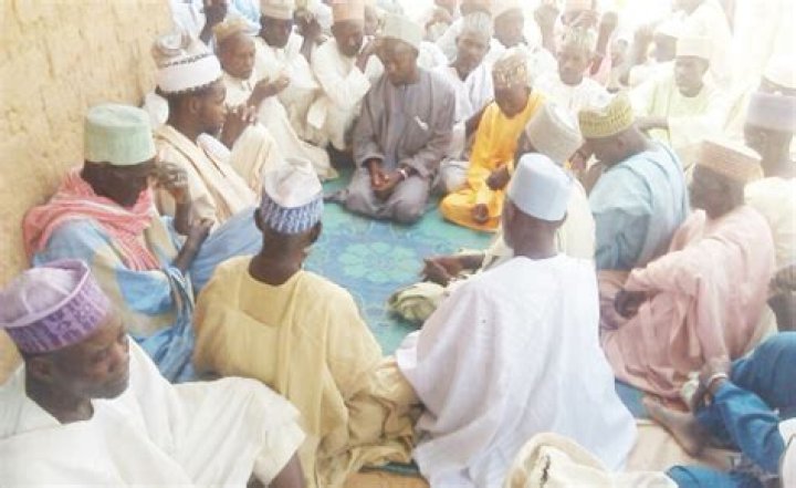 Zaben Kogi: Hotunan Wada yana sharbar barci a wurin taro ya karade shafukan sada zumunta